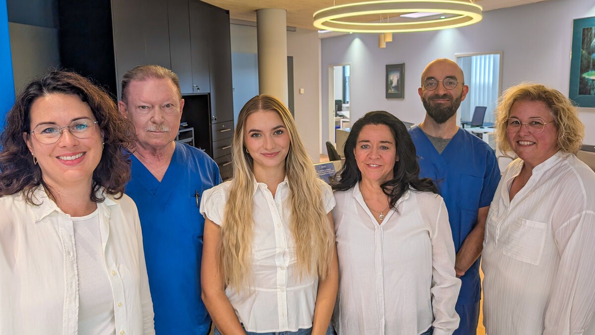 Das Team der Chirurgie Praxis Gutenbergstraße Kaufbeuren mit Dr. Schnellhammer (2.v.l.) und Dr. Karaaslan (2.v.r.) | © Dominique Roth | Kliniken OStallgäu-Kaufbeuren