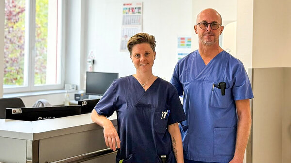 Als einer der Kaufbeurer Fachärzte für Orthopädie kümmert sich Dr. Stefan Dellner (r.) mit Mitarbeiterin Frances Kühne (l.) um Erkrankungen und Verletzungen des Bewegungsapparats in Buchloe | © Kliniken Ostallgäu-Kaufbeuren